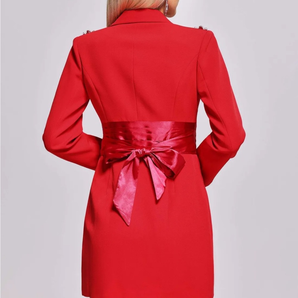 Beautiful red, size medium and new with tags! From Bella Barnett.